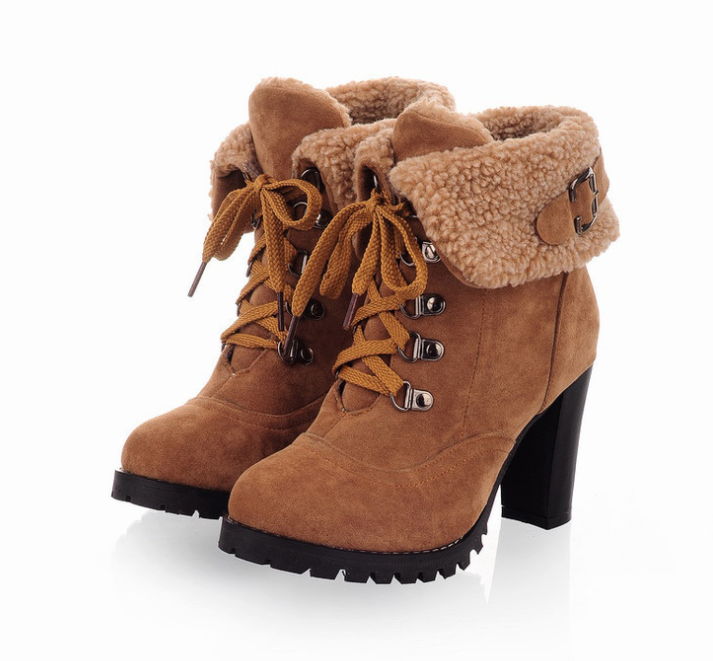 Bruine dameslaarzen met hoge hak, veters en warme voering. Modieuze winterlaarzen, ideaal voor koude dagen. Comfortabele en stijlvolle schoenen.