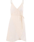 Beige dames zomerjurk, boho stijl, met spaghettibandjes en strikceintuur, ideaal als casual katoen wikkeljurk voor warme dagen.