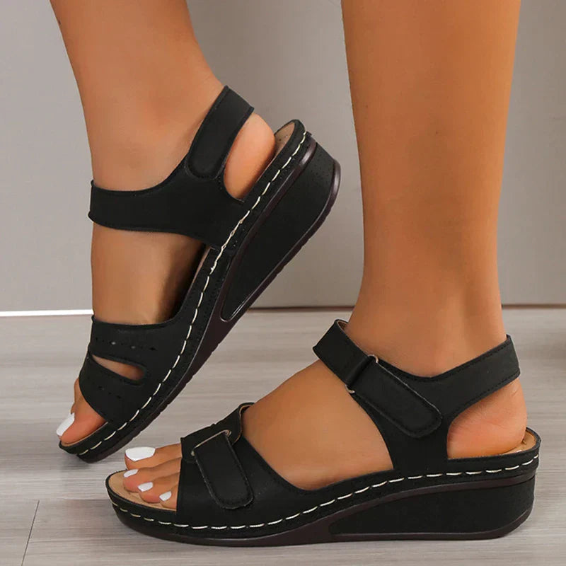 Elegante zwarte damessandalen met open teen en gesp, zomerschoenen, plus size, comfortabele sleehak, modieuze schoenen voor vrouwen.
