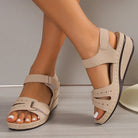 Beige dames sandalen met open teen en gesp, elegante zomerschoenen, plus size, comfortabele pasvorm, modieuze keuze voor dagelijks gebruik.