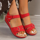 Rode dames sandalen met open teen en gesp, elegante zomerschoenen, plus size, comfortabele pasvorm, modieuze keuze voor dagelijks gebruik.