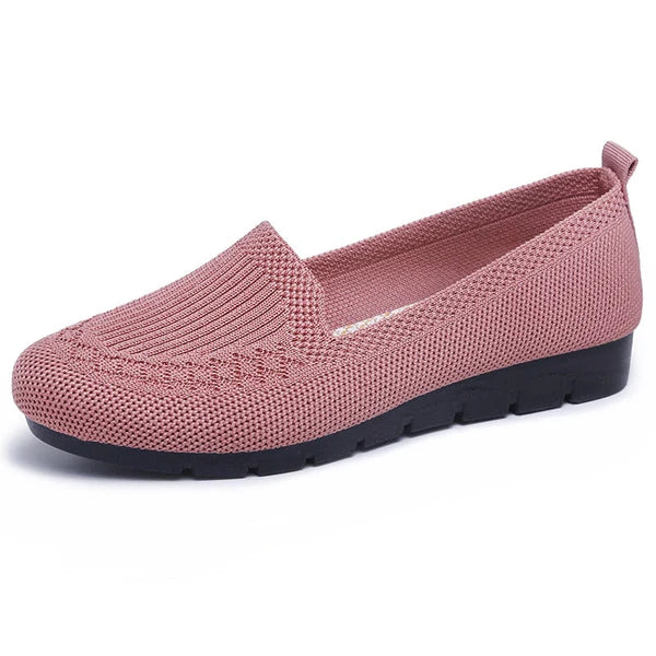 Roze dames instapper met gebreid bovenwerk en zwarte zool. Comfortabele, ademende schoenen voor dagelijks gebruik. Perfect voor casual outfits.