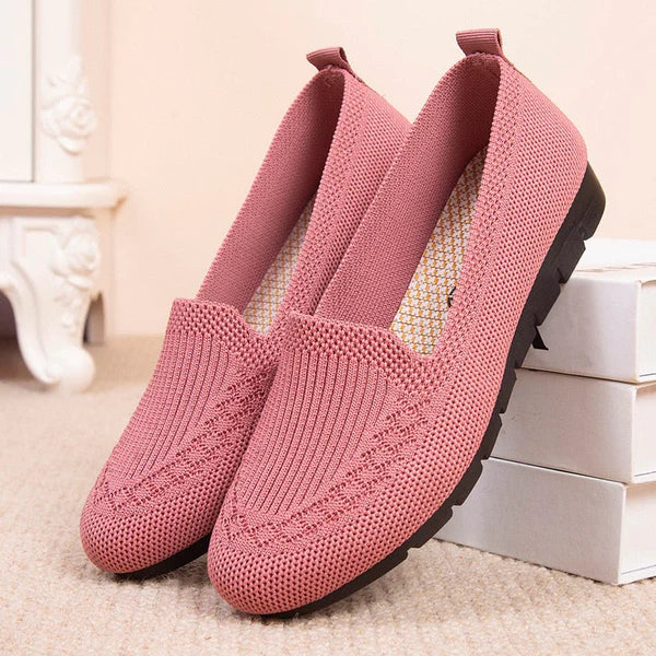 Roze gebreide damesschoenen met zwarte zool, comfortabele instappers, modieus en casual, perfect voor dagelijks gebruik en wandelingen.