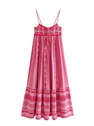 Rode en roze maxi-jurk met etnisch patroon, spaghetti bandjes en bohemian stijl. Perfect voor zomerse dagen en stranduitjes.