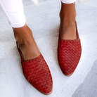 Rode gevlochten leren loafers voor dames, stijlvolle casual schoenen, comfortabele pasvorm, perfect voor dagelijks gebruik, modetrend 2023.