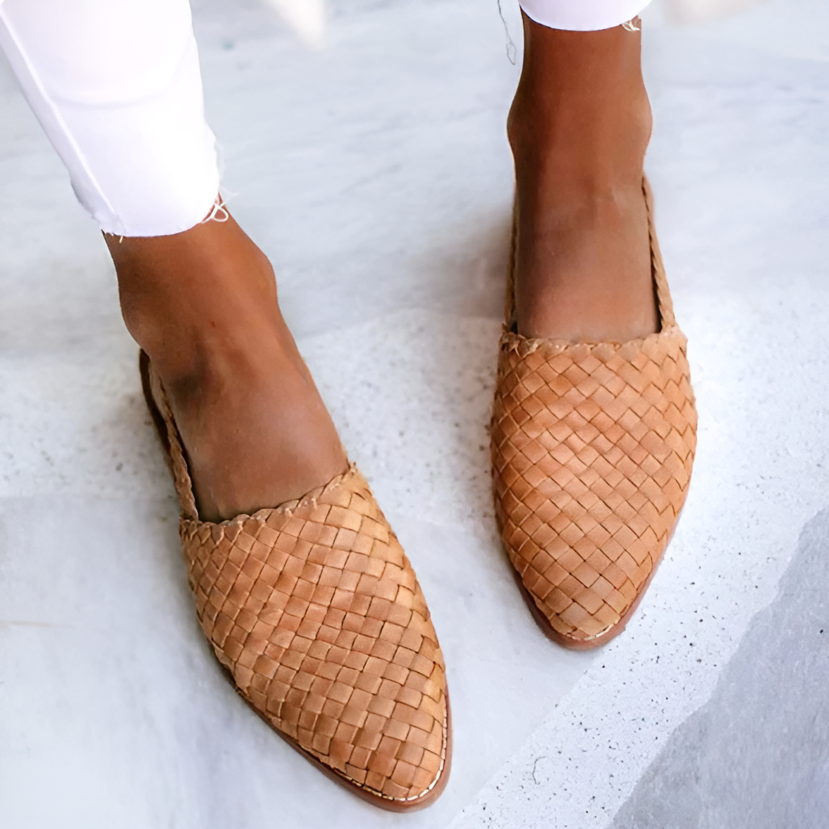 Bruine gevlochten leren loafers voor dames, stijlvolle zomerschoenen, comfortabele pasvorm, casual en elegant, perfect voor dagelijks gebruik.