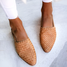 Bruine gevlochten leren loafers voor dames, stijlvolle zomerschoenen, comfortabele pasvorm, casual en elegant, perfect voor dagelijks gebruik.